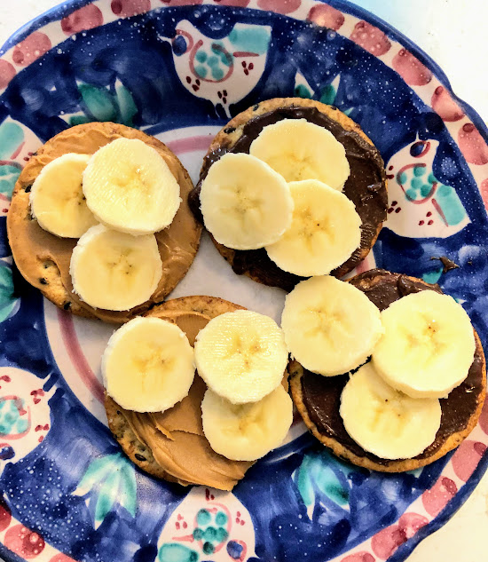Gestational Diabetes snack of crackers, peanut butter, and sliced bananas.